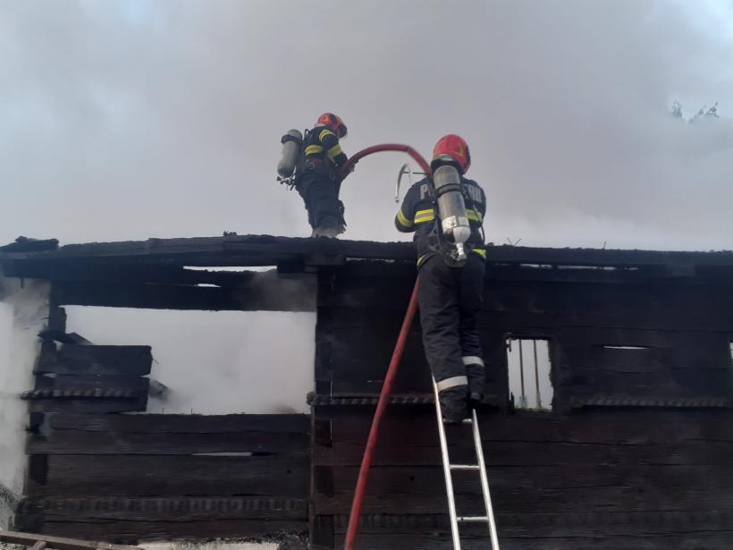 Incendiul de la biserica de lemn din Râmnicu Vâlcea s-a produs din cauza unui redresor stricat