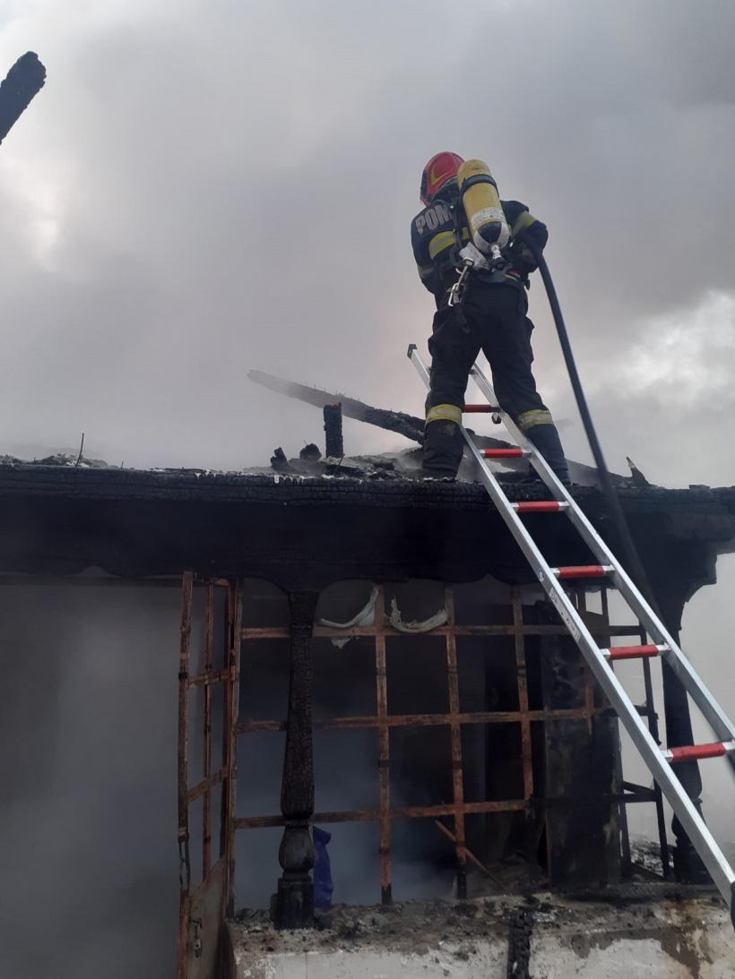 Incendiul de la biserica de lemn din Râmnicu Vâlcea s-a produs din cauza unui redresor stricat 18890273