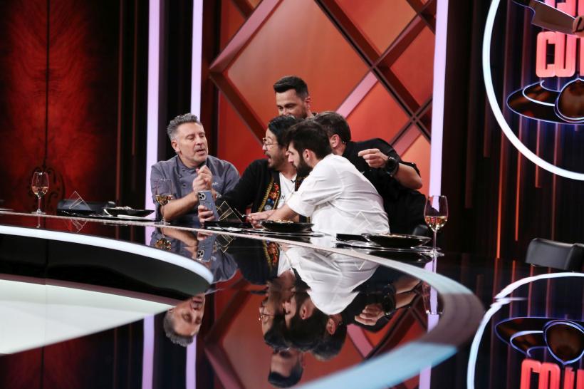 Chef Sautner a câștigat amuleta ieri seară, la Chefi la cuțite. Diseară, jurații sunt uluiți de surpriza culinară creată de o concurentă. Chef Ștefan: ”Nu am mai văzut așa ceva!” 18890471