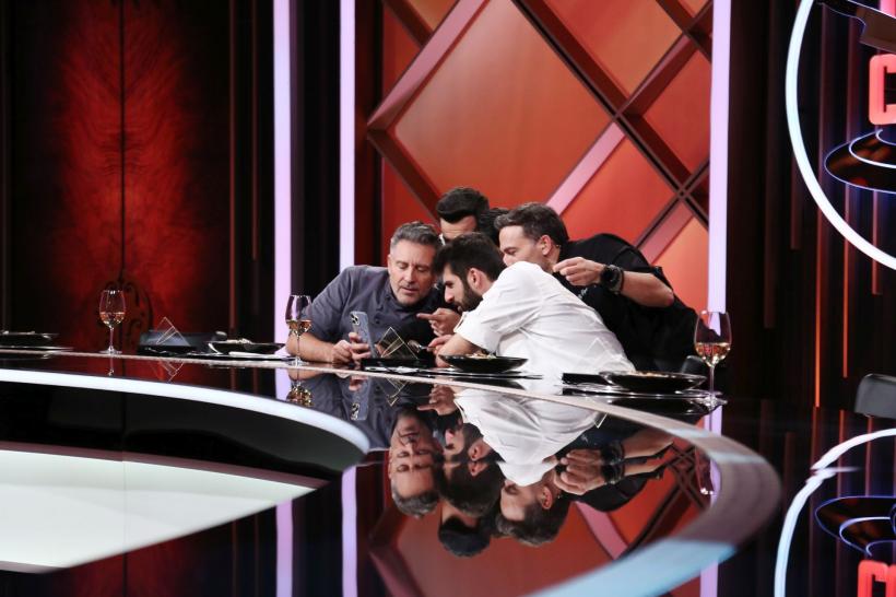 Chef Sautner a câștigat amuleta ieri seară, la Chefi la cuțite. Diseară, jurații sunt uluiți de surpriza culinară creată de o concurentă. Chef Ștefan: ”Nu am mai văzut așa ceva!” 18890472