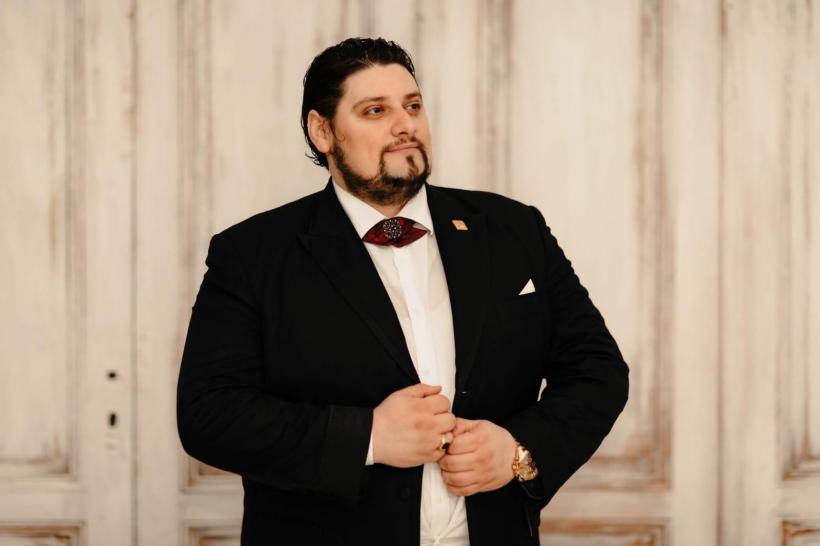 Tenorii ALIN STOICA, VLAD MIRIŢĂ şi ŞTEFAN von KORCH concertează în premieră împreună în turneul naţional 3 VOCI MAGNIFICE 18890236