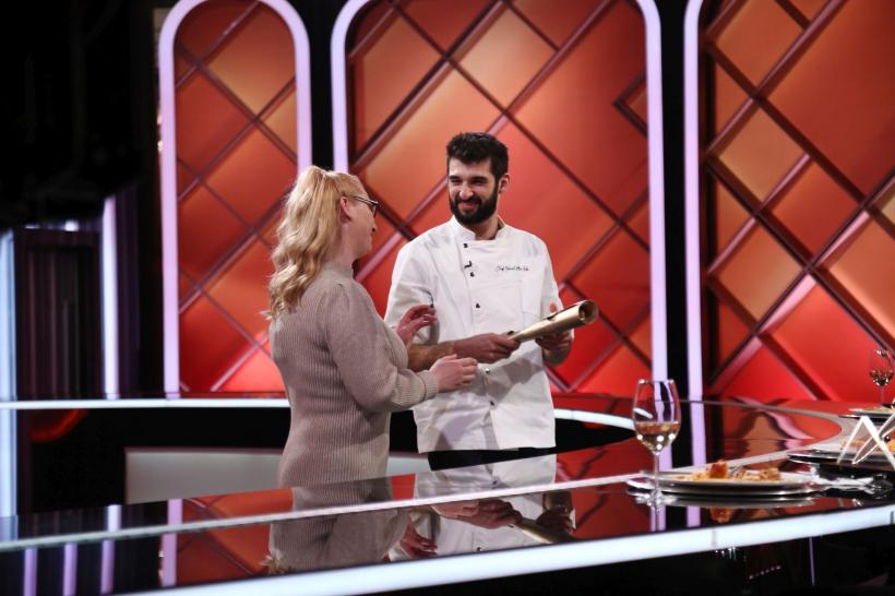 Chef Richard Abou Zaki, primul jurat care a dat cuțitul de aur în noul sezon Chefi la cuțite. Chef Orlando Zaharia, învingător în lupta pentru amuleta de aseară 18890602