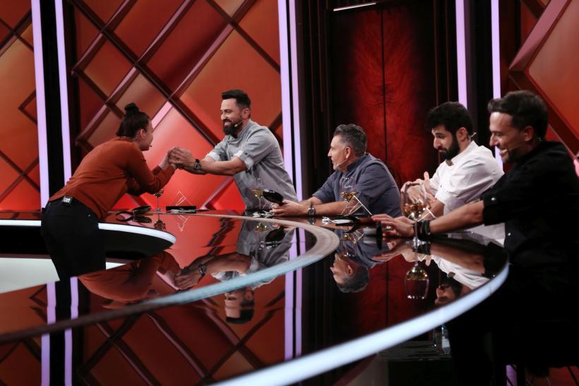 Chef Richard Abou Zaki, primul jurat care a dat cuțitul de aur în noul sezon Chefi la cuțite. Chef Orlando Zaharia, învingător în lupta pentru amuleta de aseară 18890603