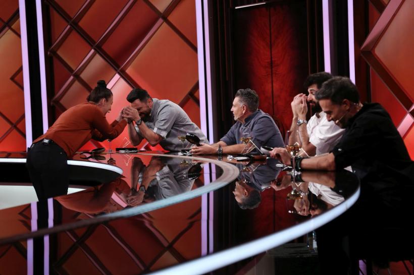 Chef Richard Abou Zaki, primul jurat care a dat cuțitul de aur în noul sezon Chefi la cuțite. Chef Orlando Zaharia, învingător în lupta pentru amuleta de aseară 18890604