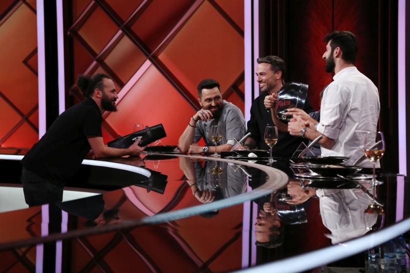 Chef Richard Abou Zaki, primul jurat care a dat cuțitul de aur în noul sezon Chefi la cuțite. Chef Orlando Zaharia, învingător în lupta pentru amuleta de aseară 18890605