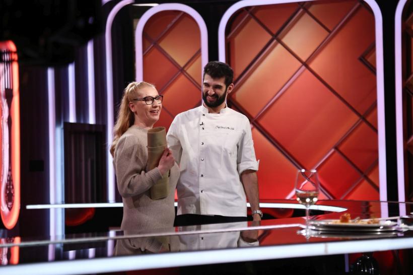 Chef Richard Abou Zaki, primul jurat care a dat cuțitul de aur în noul sezon Chefi la cuțite. Chef Orlando Zaharia, învingător în lupta pentru amuleta de aseară 18890609