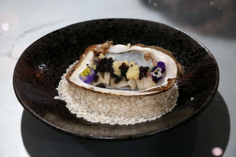 Chef Richard Abou Zaki, primul jurat care a dat cuțitul de aur în noul sezon Chefi la cuțite. Chef Orlando Zaharia, învingător în lupta pentru amuleta de aseară 18890611