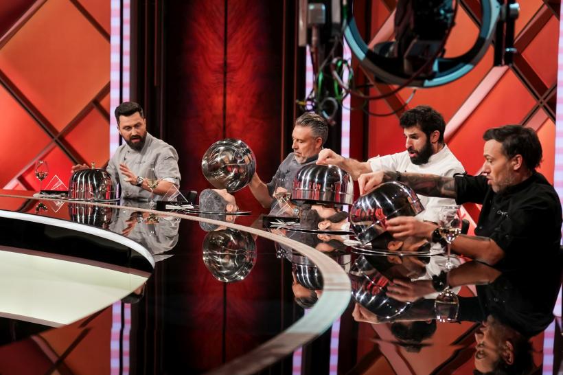 Chef Richard Abou Zaki, primul jurat care a dat cuțitul de aur în noul sezon Chefi la cuțite. Chef Orlando Zaharia, învingător în lupta pentru amuleta de aseară 18890612