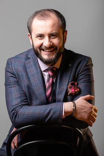 Baritonul ADRIAN MĂRCAN cântă în premieră la Sala Dalles, alături de tenorul ŞTEFAN von KORCH în concertul O SOLE MIO pe 29 Martie 18890732