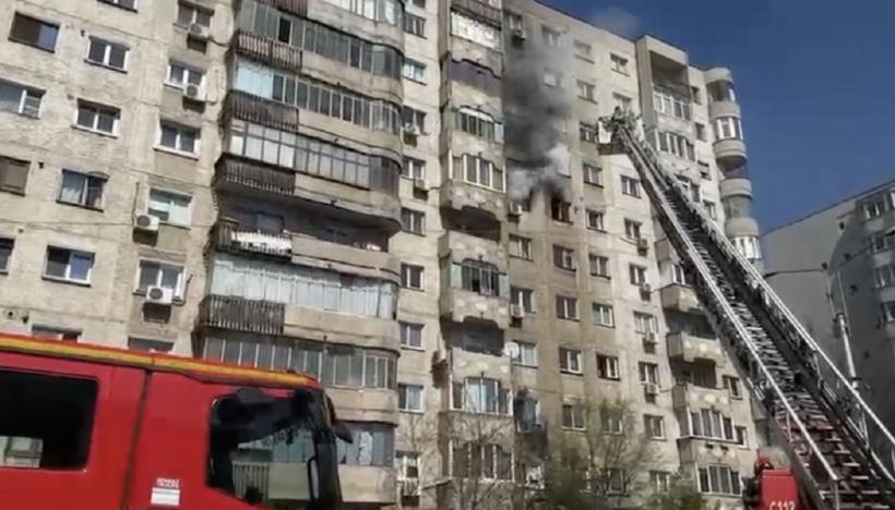 Incendiu într-un apartament: 20 de persoane au fost evacuate, altele primesc îngrijiri medicale