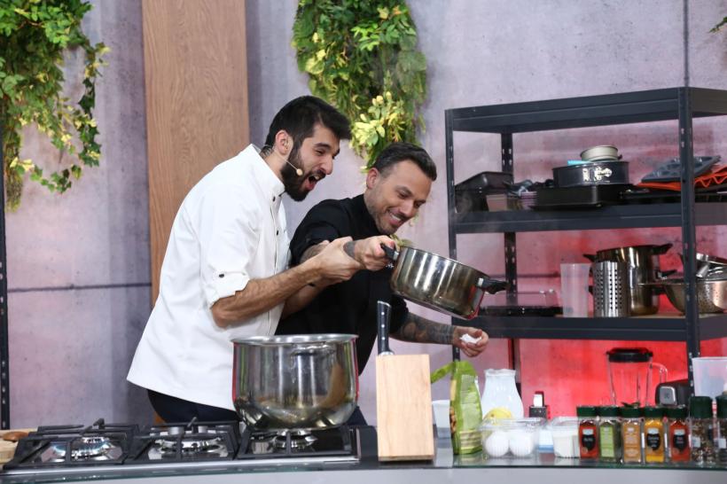 Provocarea celei de-a patra amulete, la Chefi la cuțite: jurații gătesc cu 13 ingrediente. Chef Richard: ”Voi face una dintre cele mai complicate rețete cu care am lucrat” 18891152