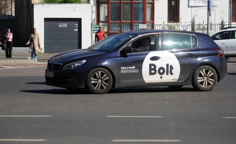 Taximetriștii acuză Uber și Bolt de evaziune fiscală și funcționare în ilegalitate
