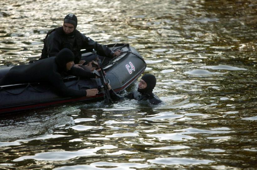 Pompierii caută o persoană căzută în râul Olt, în zona barajului Gura Lotrului