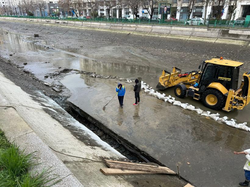Vortex pe Dâmbovița. Un tronson al râului a fost golit, între Operă și Unirii 18891434