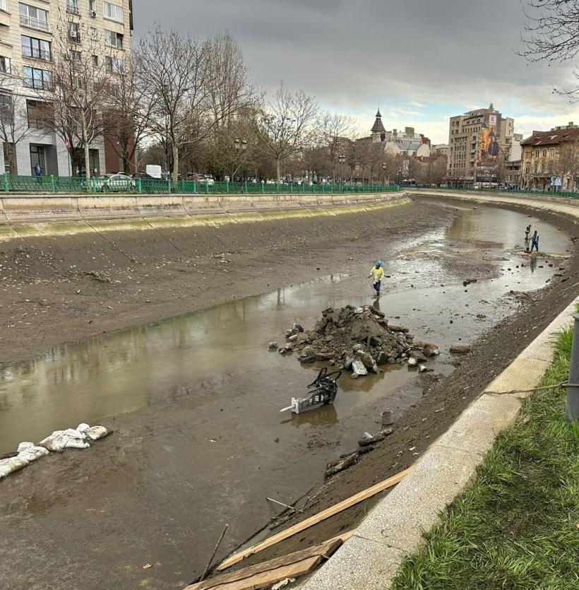 Vortex pe Dâmbovița. Un tronson al râului a fost golit, între Operă și Unirii 18891437