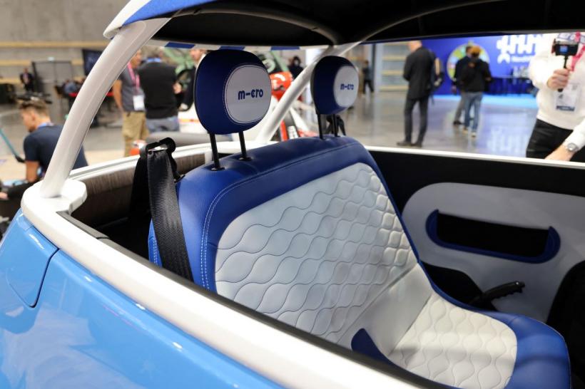 O nouă mașină atrage privirile pe străzile din România. Cât costă Microlino 18891623