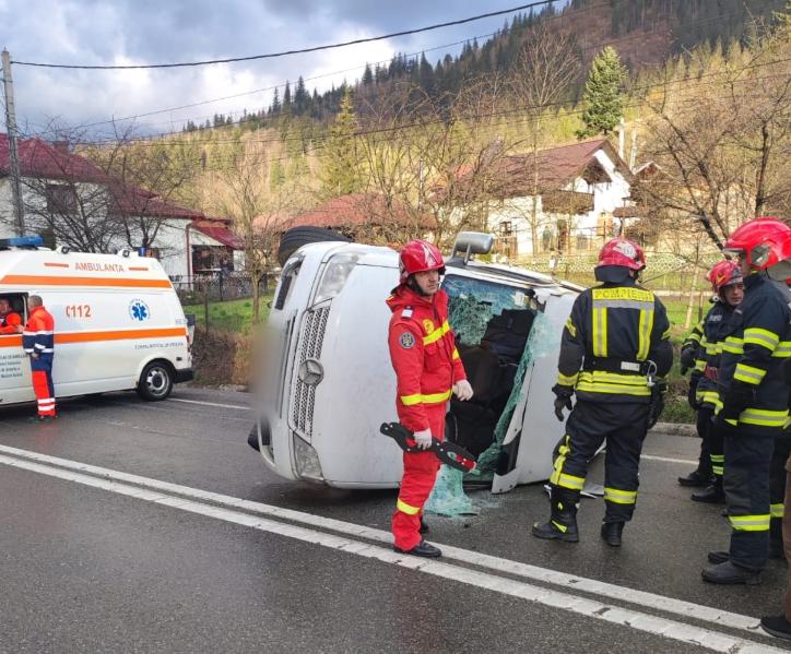 Un microbuz cu șase persoane la bord s-a răsturnat la Suceava 18891779