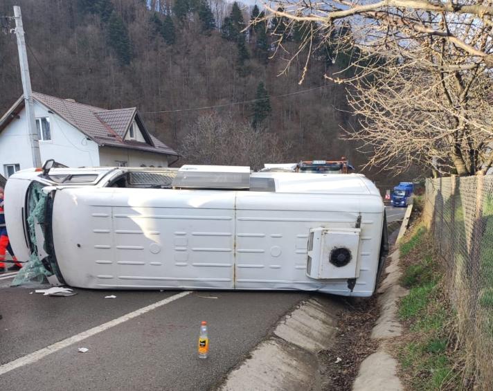 Un microbuz cu șase persoane la bord s-a răsturnat la Suceava 18891780