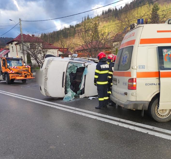 Un microbuz cu șase persoane la bord s-a răsturnat la Suceava 18891781