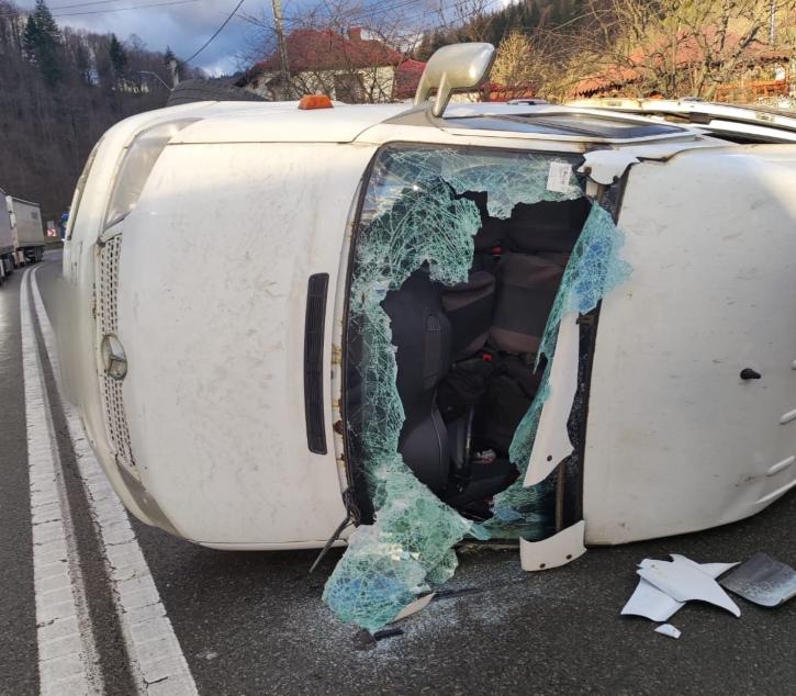 Un microbuz cu șase persoane la bord s-a răsturnat la Suceava 18891782