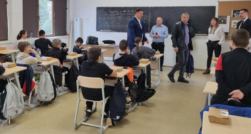 Ziua Meselor Școlare, campania Fundației Carmistin, organizată în județele Vâlcea și Gorj