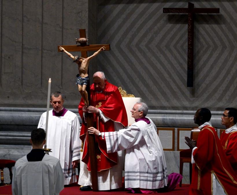 Papa Francisc, la omilia Vigiliei Pascale: Hristos a înviat și ne duce de la întuneric la lumină 18892060