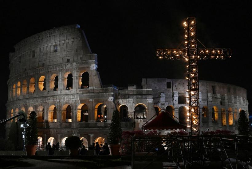 Papa Francisc, la omilia Vigiliei Pascale: Hristos a înviat și ne duce de la întuneric la lumină 18892062