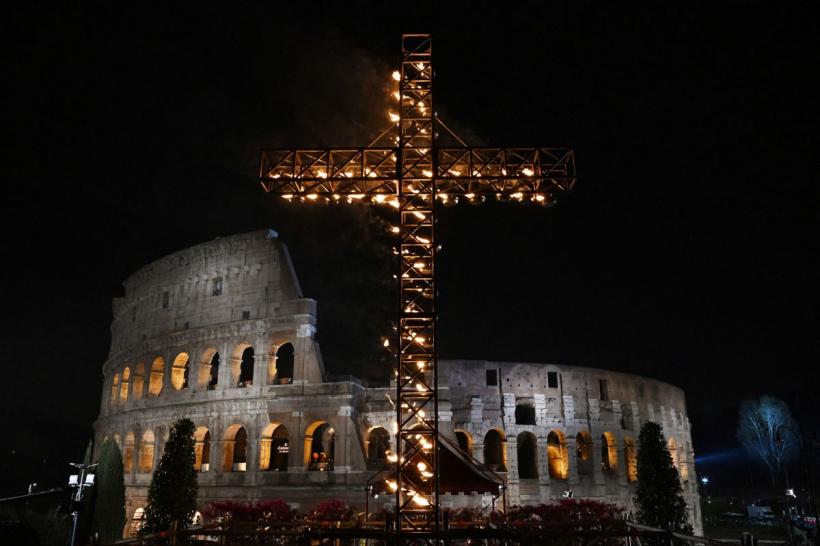 Papa Francisc, la omilia Vigiliei Pascale: Hristos a înviat și ne duce de la întuneric la lumină 18892063