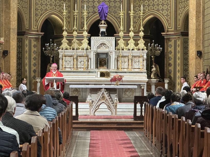 Paște catolic 2024. Mesajul Arhiepiscopului Mitropolit romano-catolic Aurel Percă: Învierea luminează și zonele întunecate ale lumii în care trăim 18892003