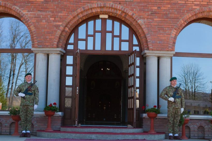 Principele Regent Nicolae, cel de-al doilea fiu al Regelui Ferdinand Întregitorul și al Reginei Maria, împreună cu soția sa Ioana, înmormântați la Curtea de Argeș, alături de Regele Carol al II-lea 18891942