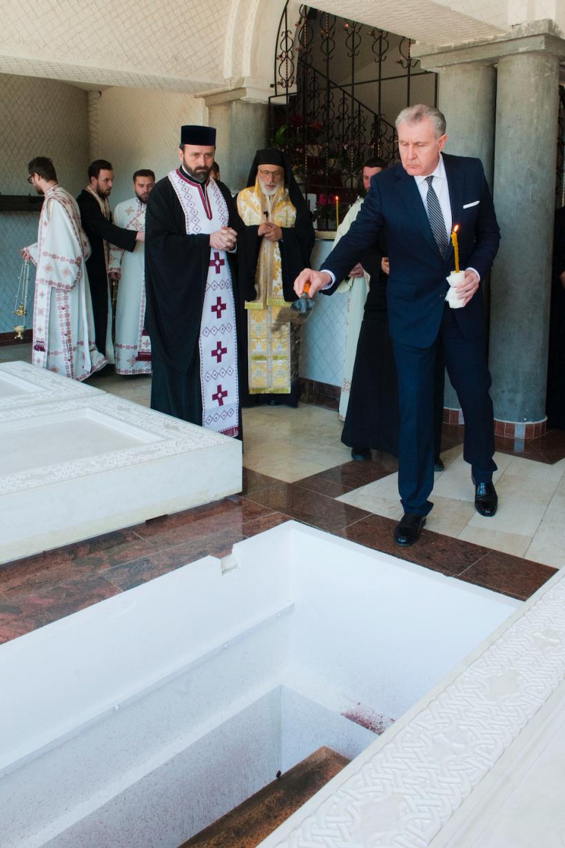 Principele Regent Nicolae, cel de-al doilea fiu al Regelui Ferdinand Întregitorul și al Reginei Maria, împreună cu soția sa Ioana, înmormântați la Curtea de Argeș, alături de Regele Carol al II-lea 18891943