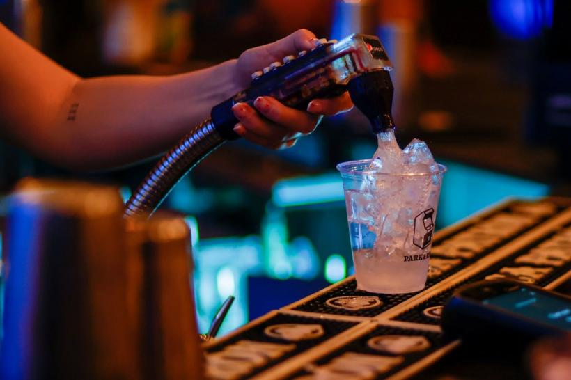 Topul celor mai mici salarii din HoReCa. Cât câștigă o cameristă, un barman sau un ospătar 18891973