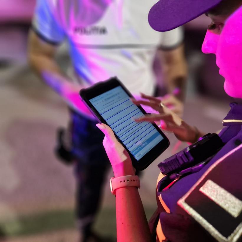 Aplicația eDAC pentru verificarea actelor de identitate este operațională din 31 martie 2024.Polițiștii scanează documentele de pe telefon 18892077