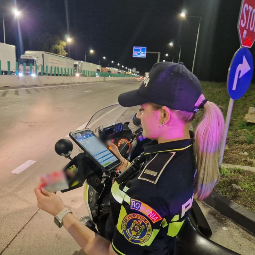 Aplicația eDAC pentru verificarea actelor de identitate este operațională din 31 martie 2024.Polițiștii scanează documentele de pe telefon 18892079