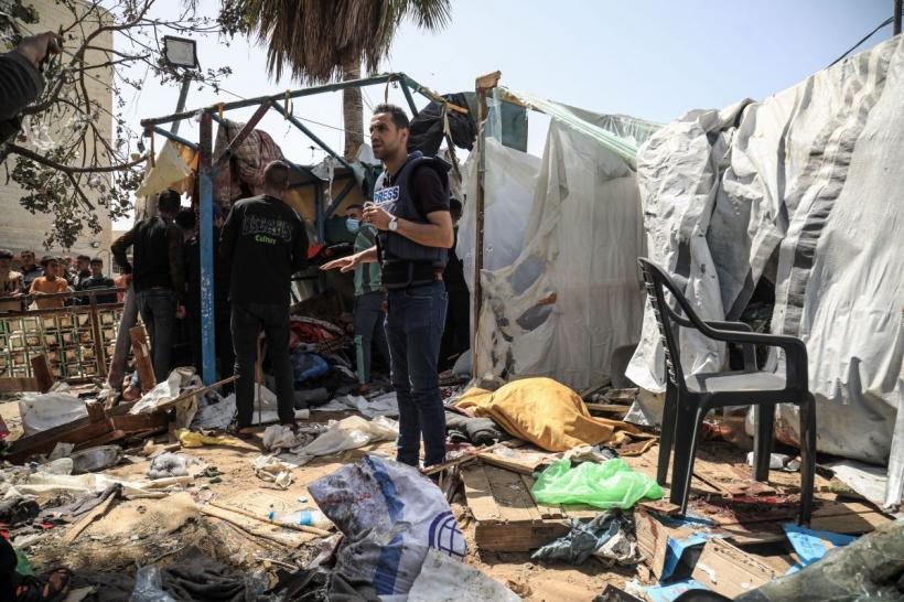 Șapte jurnaliști au fost răniți într-un atac aerian israelian asupra spitalului Al-Aqsa din Gaza