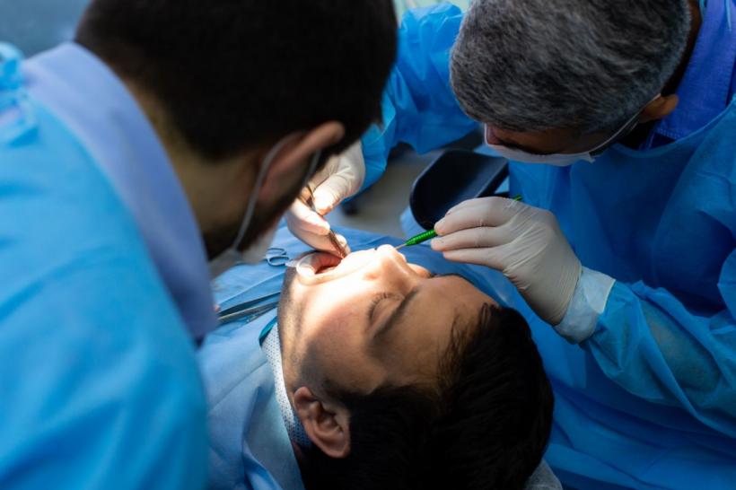 Chirurgia dentară. Tipuri de intervenții și cum te pregătești pentru o intervenție stomatologică