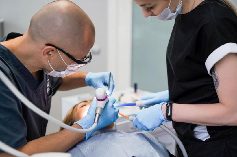 Extracțiile dentare în ortodontie. Ce trebuie să știi dacă ortodontul îți recomandă extracții dentare înainte de aplicarea aparatului dentar
