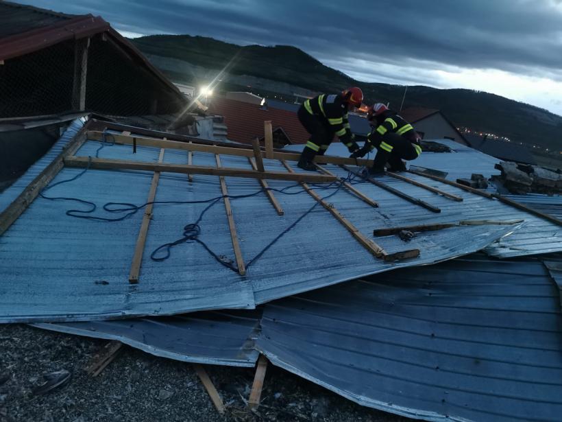 Acoperișul unui bloc a fost smuls de vânt, copacii au căzut pe stradă și peste o mașină 18892354