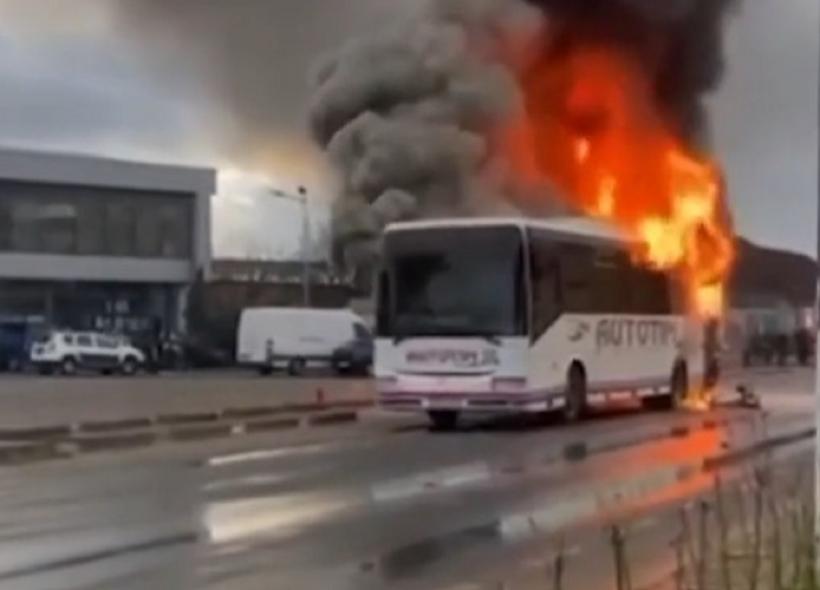 Un autobuz școlar în care se aflau 30 de copii a fost cuprins de flăcări, în Moldova Nouă!
