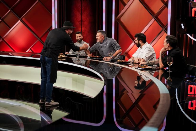 Chef Sautner i-a dat cuțitul de aur lui Mario Mădălin Dumitru. Diseară, Giulia și Vlad Huidu vin să gătească pentru jurații Chefi la cuțite 18892407