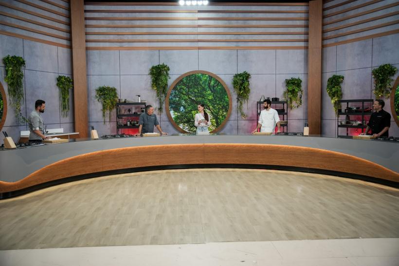 Chef Sautner i-a dat cuțitul de aur lui Mario Mădălin Dumitru. Diseară, Giulia și Vlad Huidu vin să gătească pentru jurații Chefi la cuțite 18892408