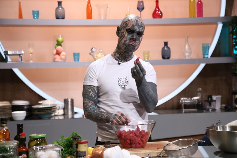 Chef Sautner i-a dat cuțitul de aur lui Mario Mădălin Dumitru. Diseară, Giulia și Vlad Huidu vin să gătească pentru jurații Chefi la cuțite 18892412