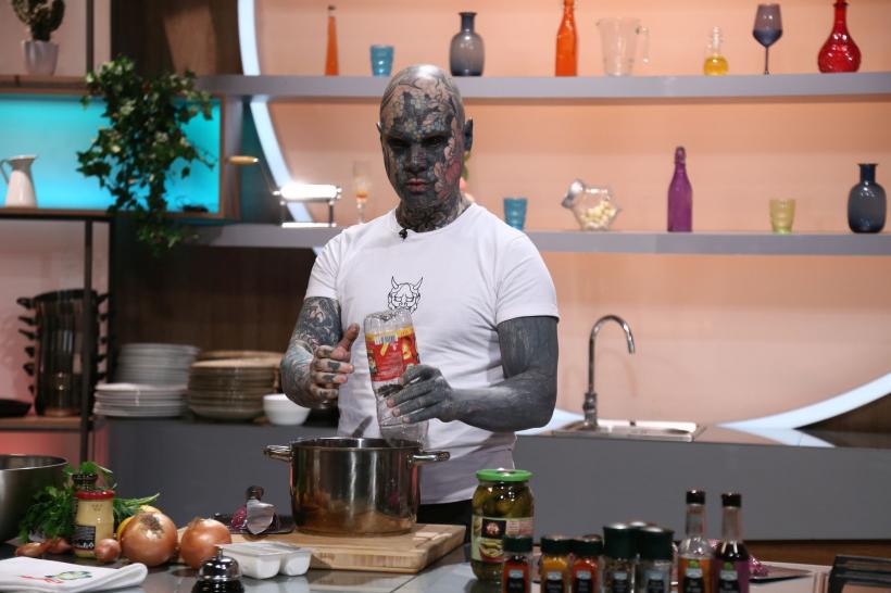 Chef Sautner i-a dat cuțitul de aur lui Mario Mădălin Dumitru. Diseară, Giulia și Vlad Huidu vin să gătească pentru jurații Chefi la cuțite 18892413