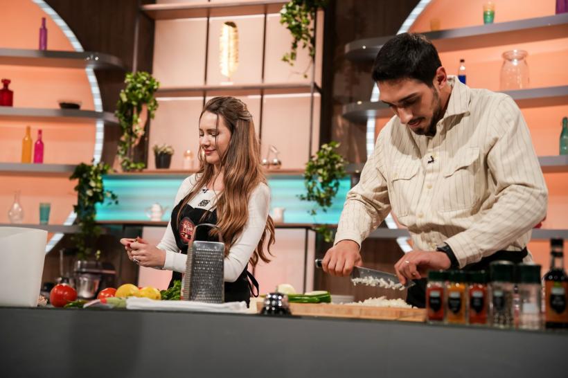 Chef Sautner i-a dat cuțitul de aur lui Mario Mădălin Dumitru. Diseară, Giulia și Vlad Huidu vin să gătească pentru jurații Chefi la cuțite 18892414