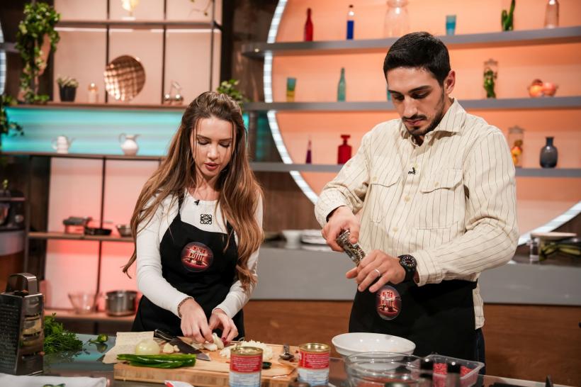 Chef Sautner i-a dat cuțitul de aur lui Mario Mădălin Dumitru. Diseară, Giulia și Vlad Huidu vin să gătească pentru jurații Chefi la cuțite 18892415