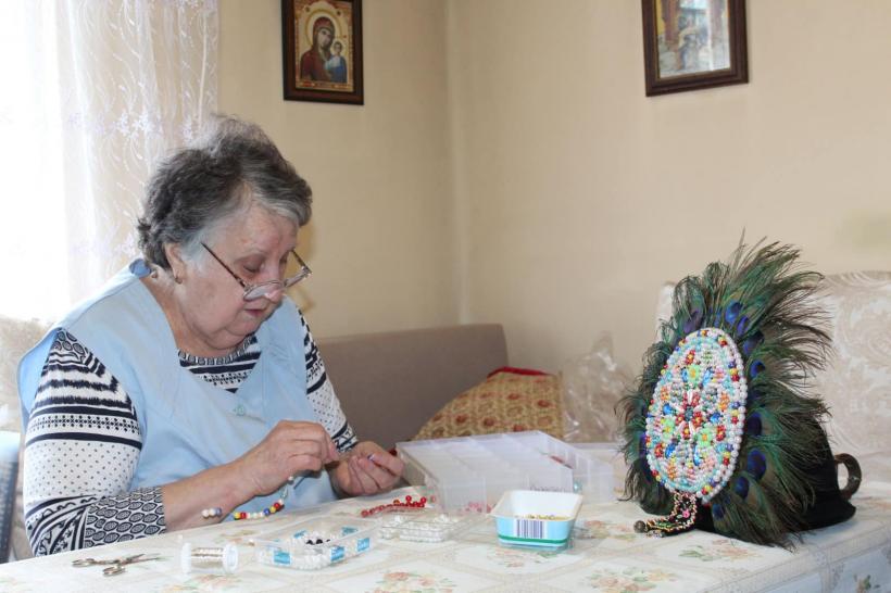 Celebra „peană” a Junilor de la Sibiu, confecționată de o bunică din Gura Râului. Extraordinara poveste a Mariei Berbescu
