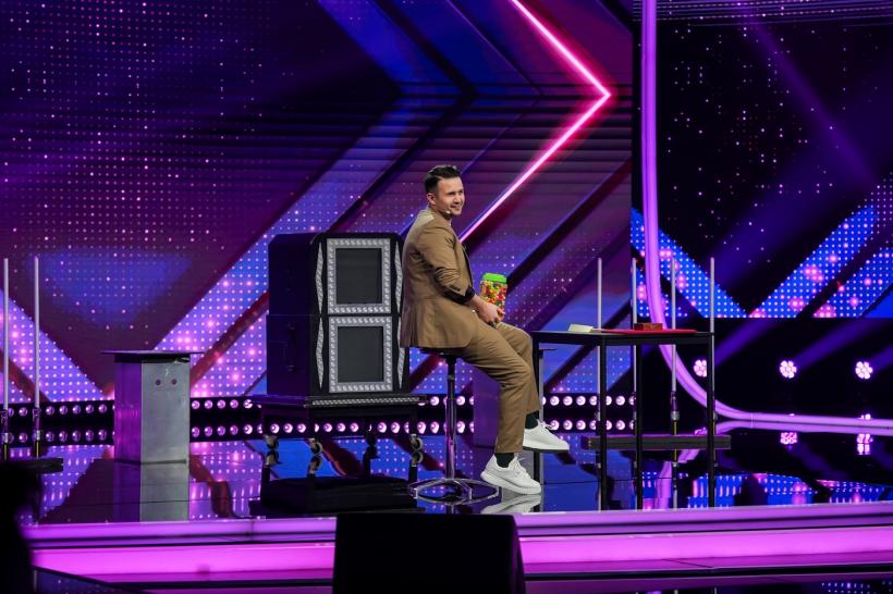 Magicianul Robert Tudor, super show de magie pe scena iUmor, duminică, ora 20:00, la Antena 1. Cosmin Natanticu: „Nu se poate așa ceva, o sa creadă lumea că ne-am vorbit!” 18892856