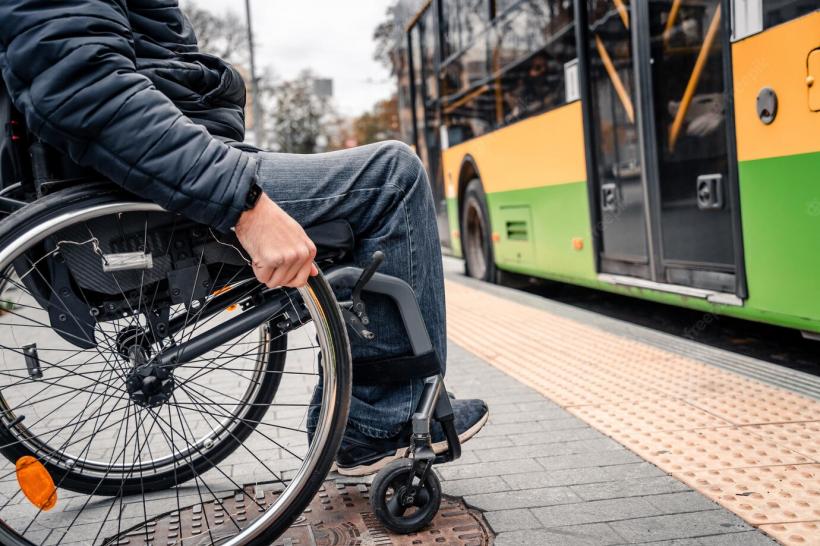 Românii cu handicap nu vor mai fi puși pe drumuri pentru legitimațiile de transport în comun