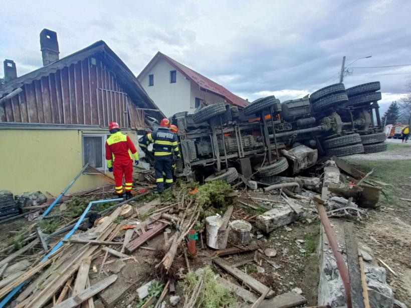 O autobasculantă a intrat într-o casă din județul Suceava