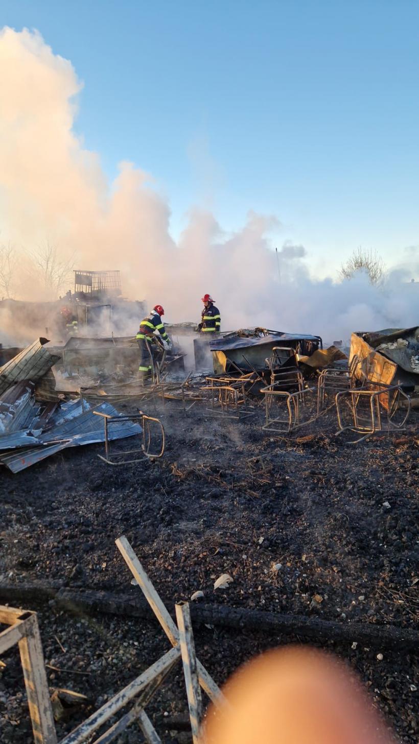 Incendiu puternic pe plaja din Corbu 18893063